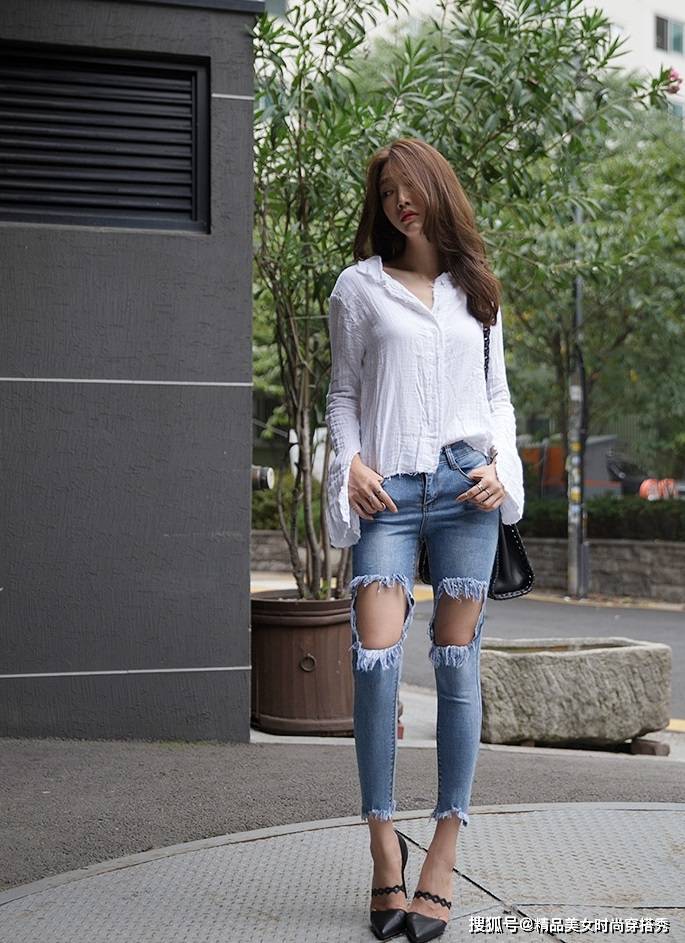 黑色|时尚美女的白衬衫搭配破洞牛仔裤，精致又带着高级感