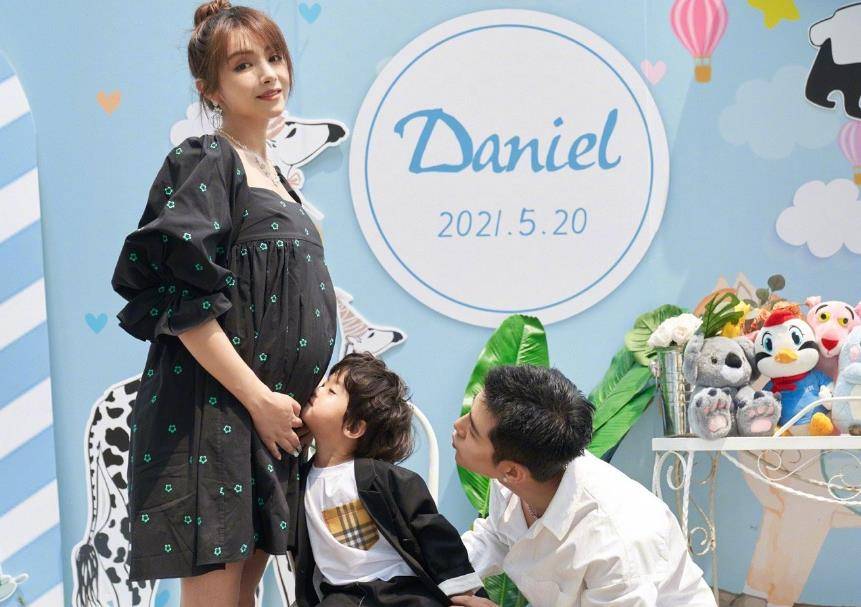 丹尼尔|麦迪娜怀二胎后晒对镜自拍照，孕肚很显眼，然而双腿更吸引眼球！