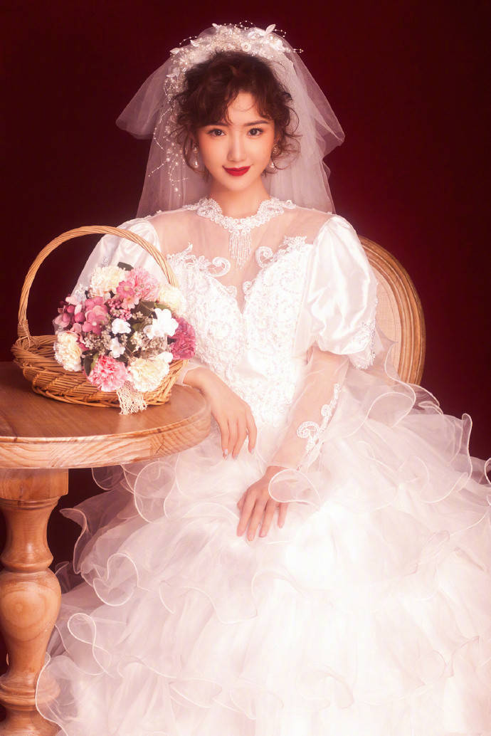 美人|毛晓彤穿复古婚纱美出圈，被夸像“挂历美人”，体面告别乔三丽