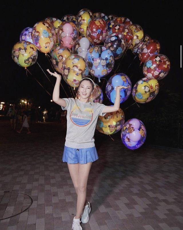 张雨绮|张雨绮去迪士尼玩，穿灰色T恤配短裤好嫩啊，说她是高中生我也信
