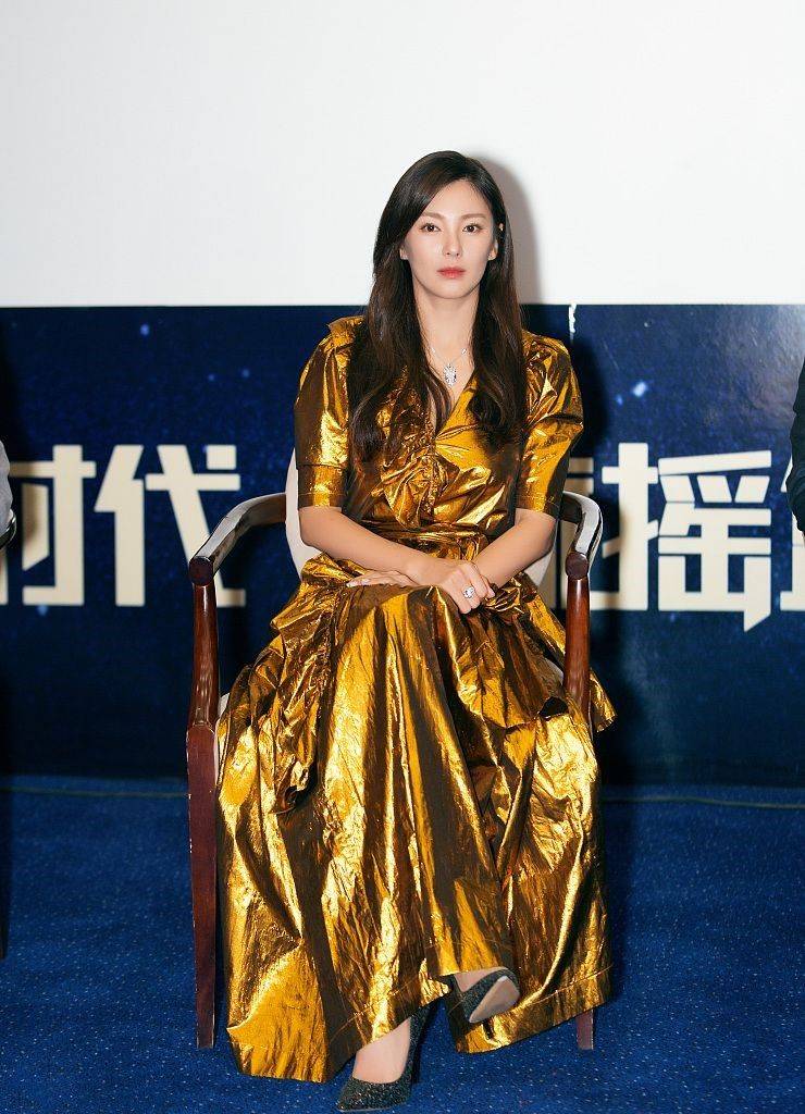 短裙|张雨绮合影被碾压，穿黑色短裙腿最短，身材在里面也是最胖的！