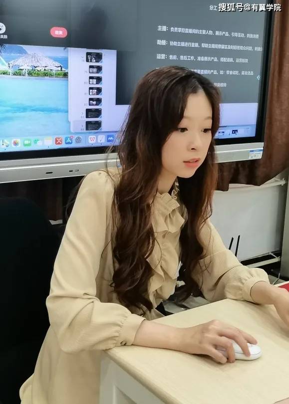 黄琳老师为中国邮政培训直播带货