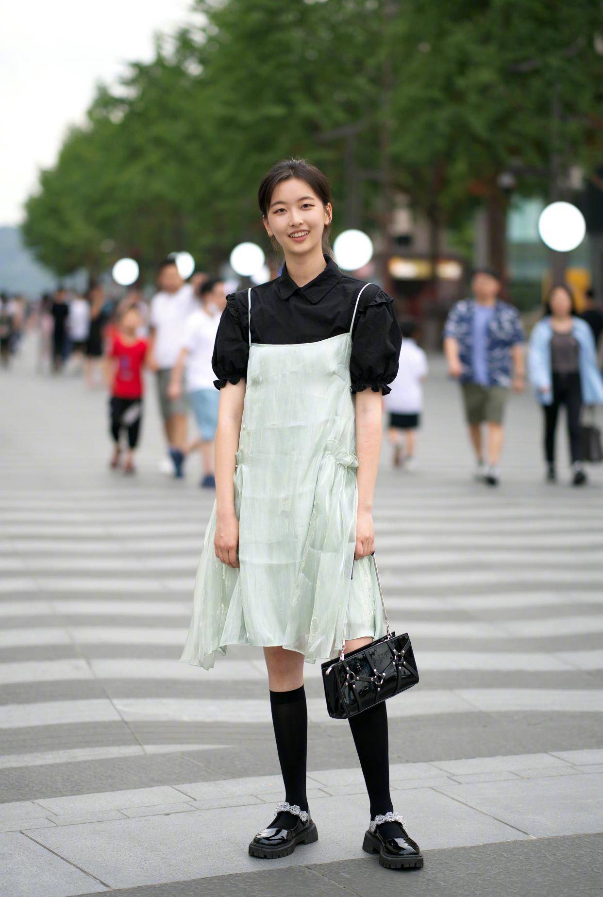 皮鞋|现在火了一种穿法，叫“袜子配鞋子”，时髦新潮还显高，谁穿谁美