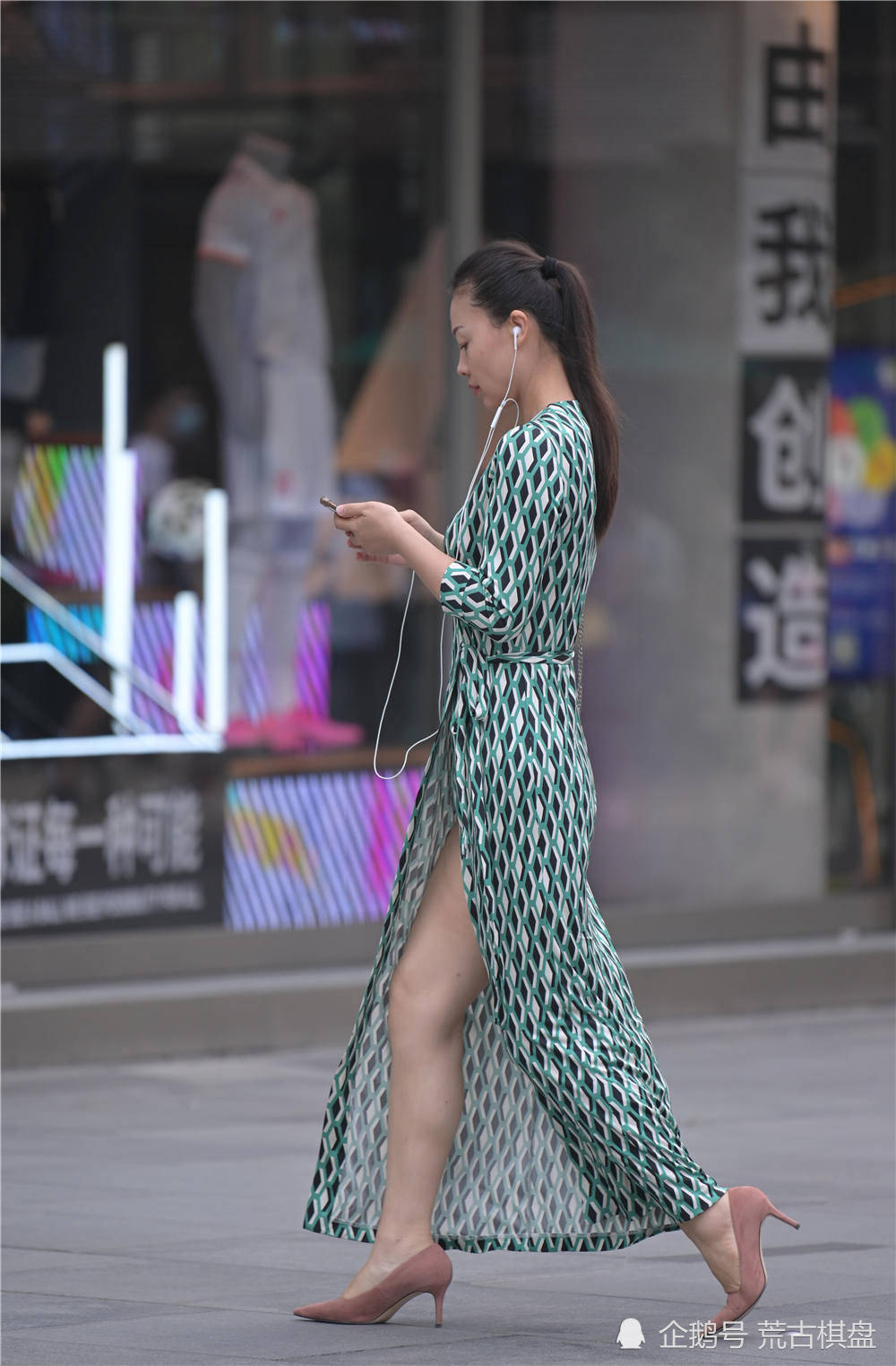街区|时尚街区的姑娘，搭配中不能缺少一双尖头细跟鞋，美就要随心所欲