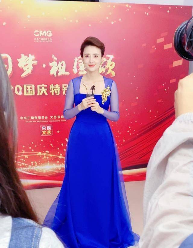 蓝色|张蕾的“奶白肌”真抢眼，穿蓝色长裙好白嫩，一旁的刘涛都变配衬