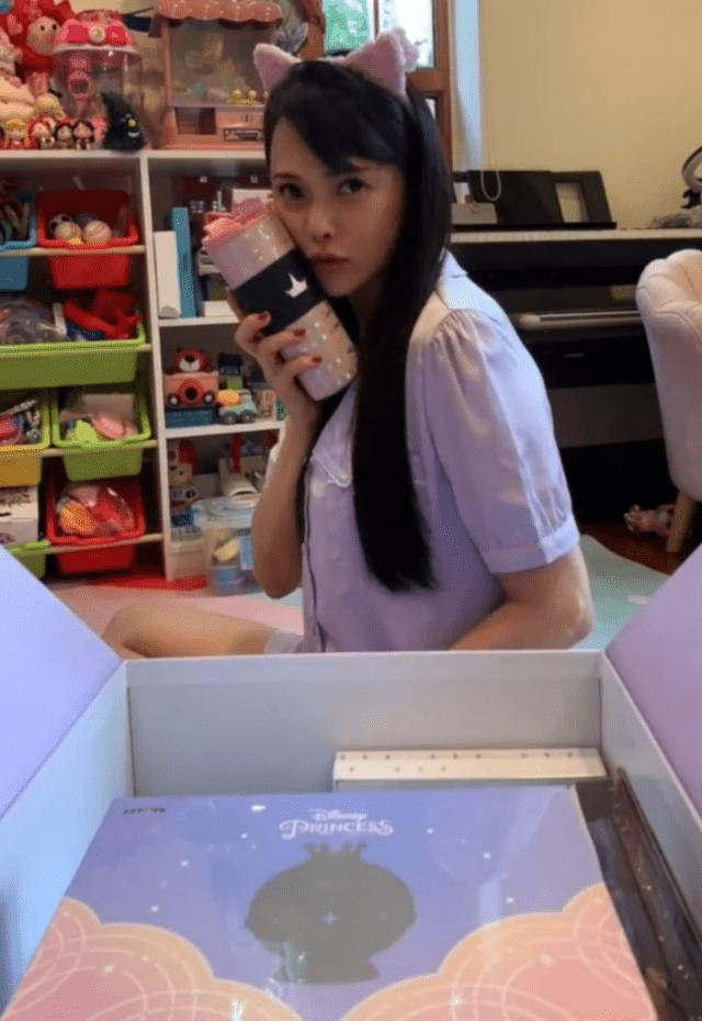颜色|修了图伊能静就是少女，但偶遇本人脸上坑坑洼洼，那才是真实样！