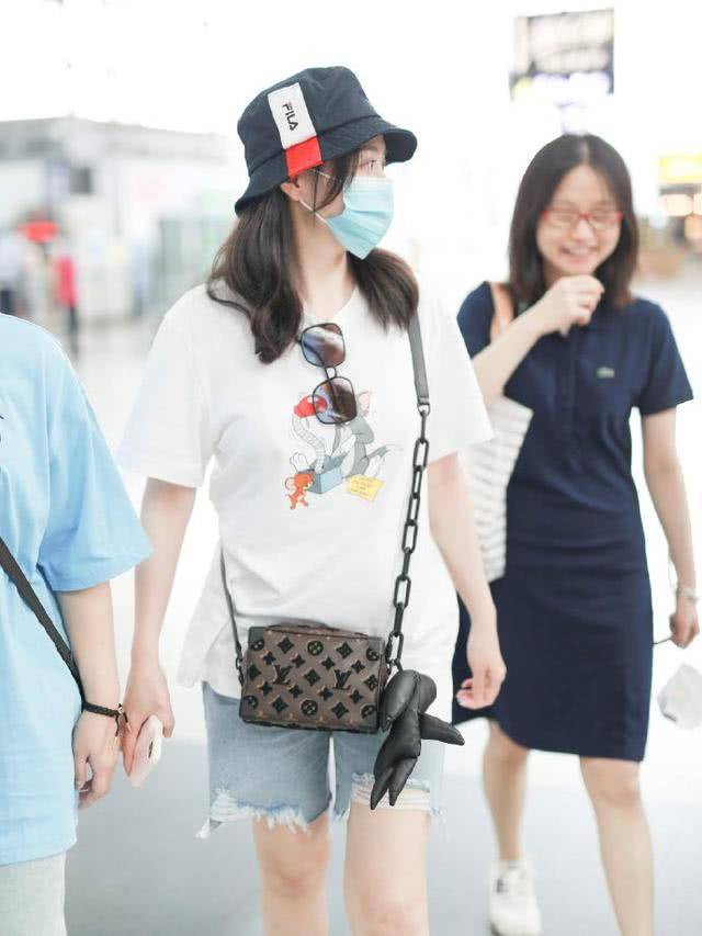 经典|张靓颖素颜走机场，把基础单品也能穿出高级感，离婚后反而更嫩了