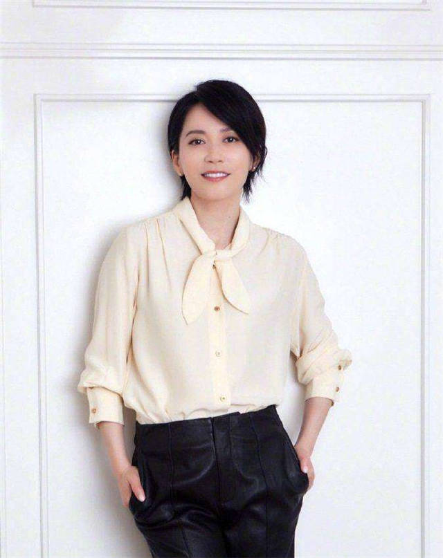 氛围|有品味的女人穿衬衫都懂配丝巾，看俞飞鸿陈数就知道，太有气质了