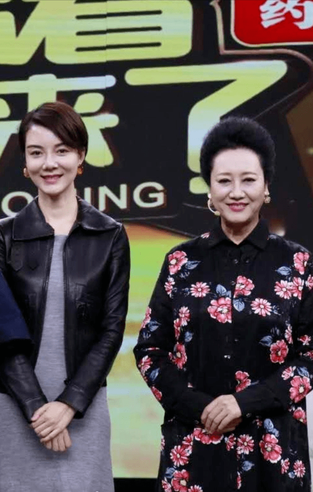 设计|明星母女同框太养眼！车晓和妈妈合体，65岁王丽云穿“贵妇装”