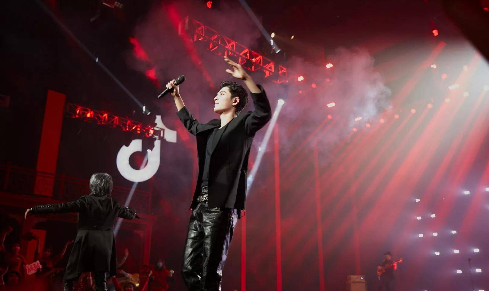 卫视|肖战在大年初一春晚闪亮登场，唱得眼眶湿润，给观众带来了小惊喜