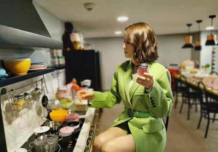 小姑娘|陈乔恩素颜现身医院！穿针织毛衣真显胖，发福严重大妈身材太抢镜