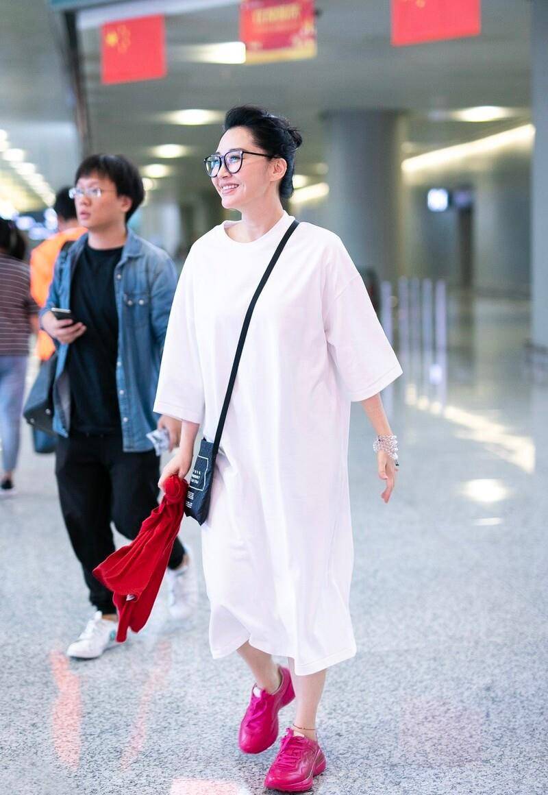 身材|年过五旬的许晴，礼服造型依旧很出众，优雅、自信、高级感十足