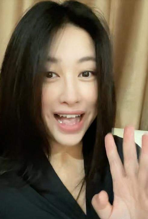 眼袋|朱珠产后6天露面！胖几十斤眼袋突兀大变样，满眼憔悴撞脸秦岚