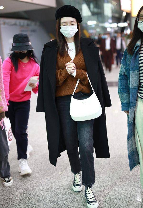 江疏影|江疏影气质搭配，实现的大衣自由，叠穿都不显胖的身材真不错