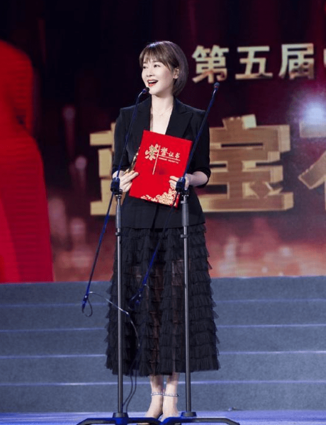 首选|左小青换发型好显年轻，真空穿西装罕见秀曲线，普通阿姨没这气质