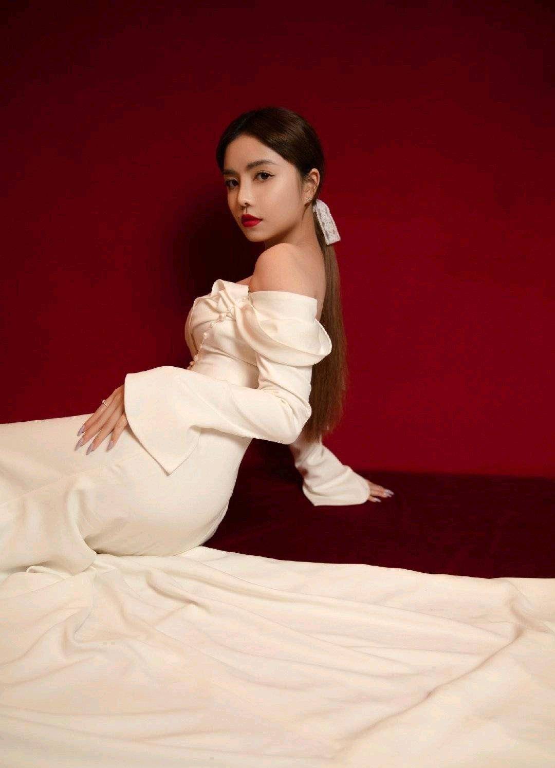 安崎给人的第一印象就是又甜又辣,可爱的圆脸加上火辣的身材以及在