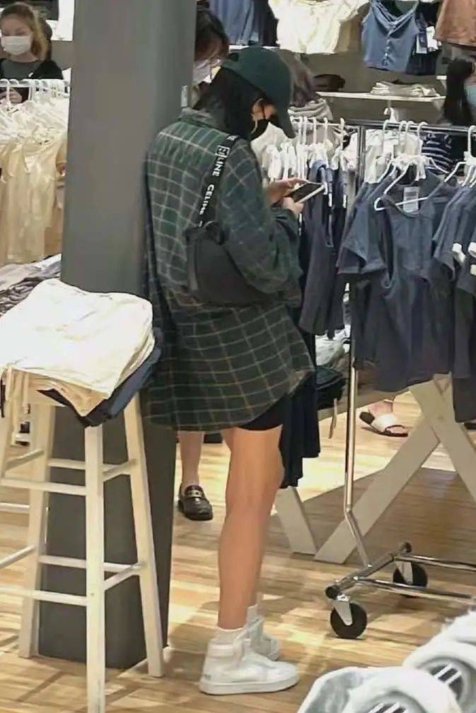 运动鞋|逛街偶遇杨幂…她穿短裤时总穿这几款鞋