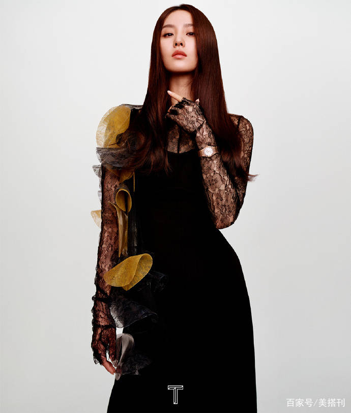 黑色|刘诗诗璀璨星空大片释出，封面造型和刘雯杨幂撞衫，诗诗版最温柔