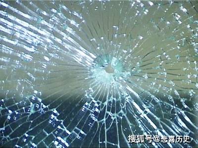 原创子弹击碎玻璃是,碎屑将如何运动?