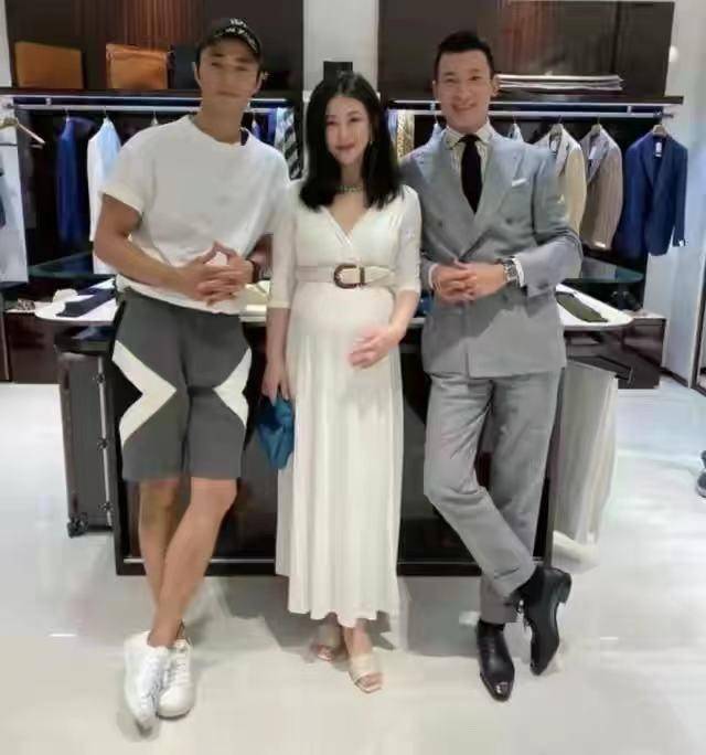 简风|朱珠产后6天正式露面！素颜穿裙装“清纯脸”太开挂，一点没胖