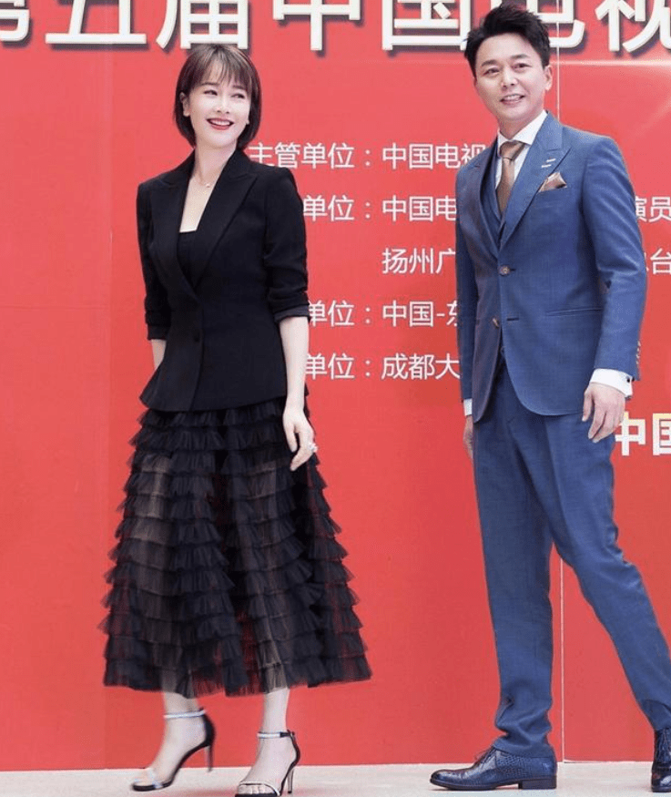 首选|左小青换发型好显年轻，真空穿西装罕见秀曲线，普通阿姨没这气质