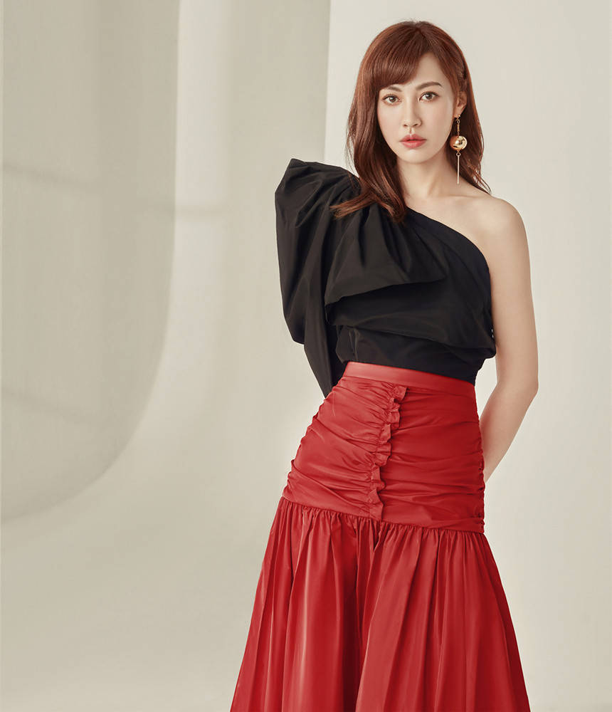 丽人|才42岁就敢演妈，杨雪为《乔家的儿女》牺牲真大，私服满满御姐风