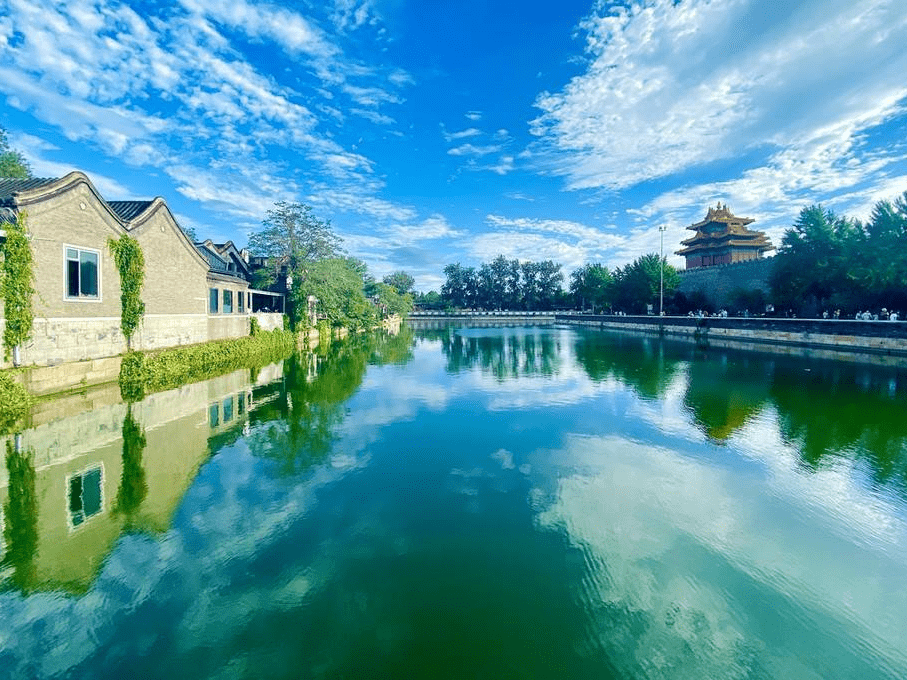 北京雨后古建筑水中倒影突显对称之美