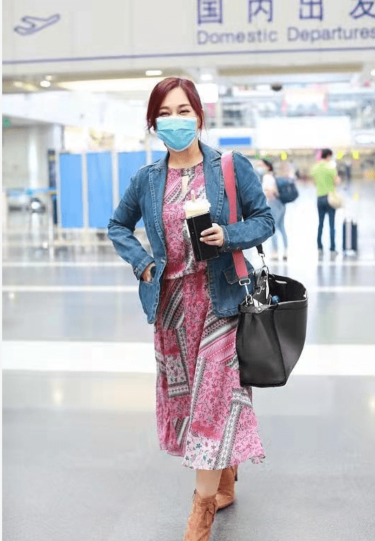 身材|陈松伶真是时髦阿姨,穿牛仔衣配印花裙太减龄,比小8岁老公洋气