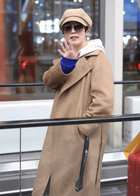 黑色|谢楠大衣“叠穿”气场强,里外三层穿出时髦感,36岁嫩成20岁!