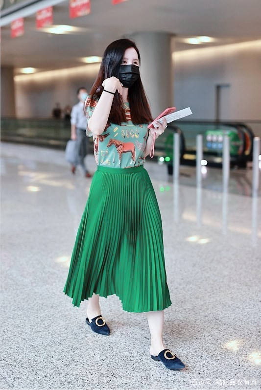 视觉|40岁的张萌真敢穿，大胆挑战绿百褶裙配绿T，果然老板娘就是自信