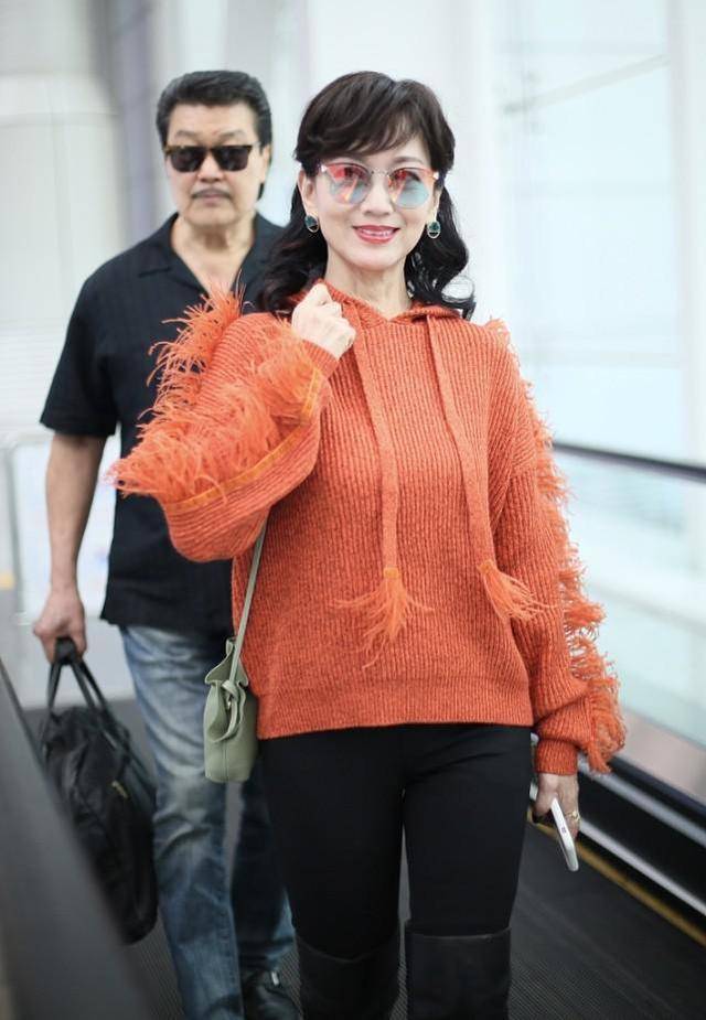 毛衣|不得不佩服赵雅芝,穿这么显胖还艳丽的毛衣,依旧能穿出青春感