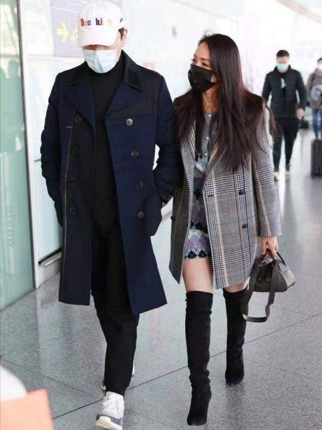 短裙|秦昊夫妇走机场，伊能静零下8度光腿穿短裙，比小10岁老公还嫩！