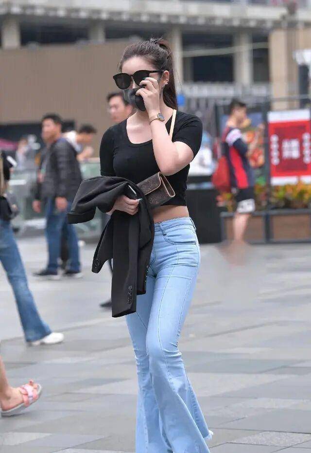 显得|连衣裙的穿着潮感十足，穿出淑女气质，彰显清爽又个性魅力