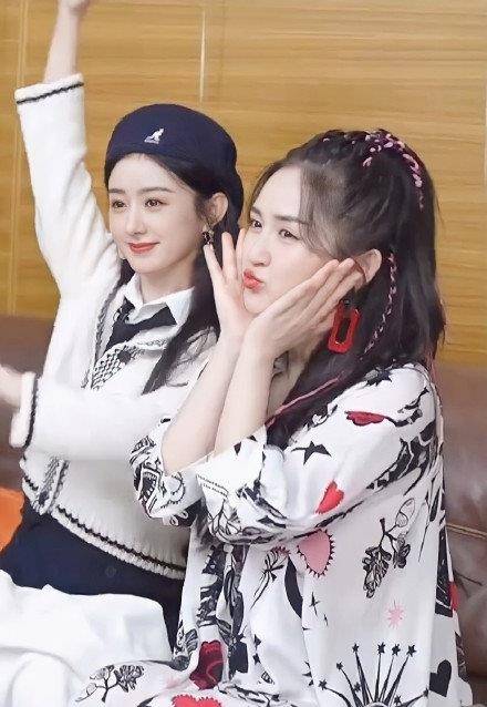 发型|谢娜二胎后首复工，穿宽松花裙扎粉色脏辫，比一旁赵丽颖还甜美