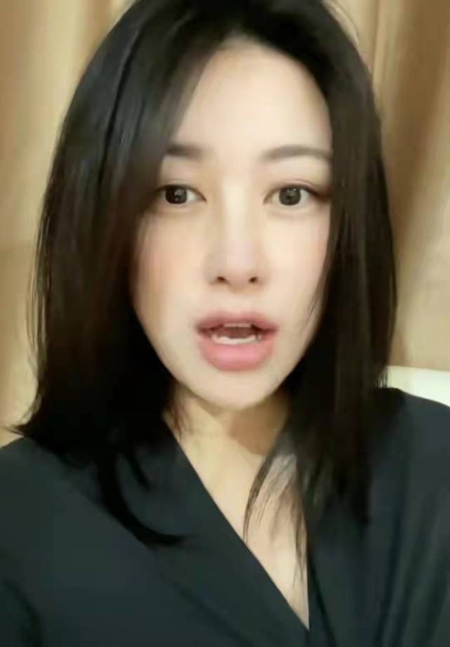 发型|名媛朱珠当妈后更有女人味！产后淡妆亮相走清纯风，发福后照样美