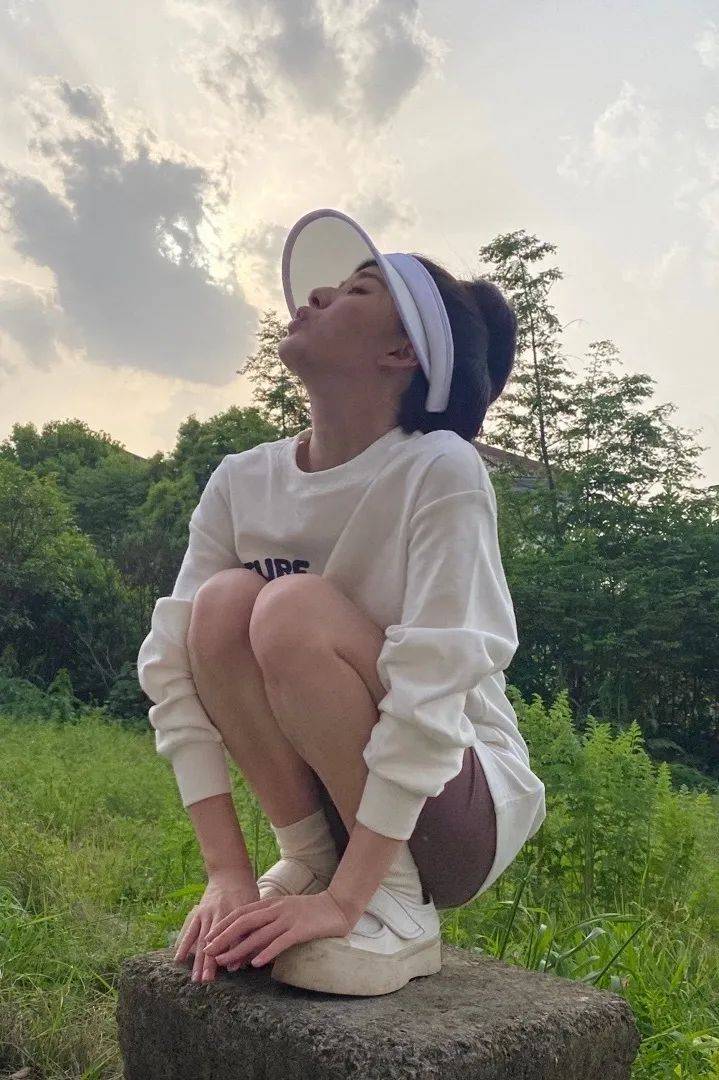 运动鞋|逛街偶遇杨幂…她穿短裤时总穿这几款鞋