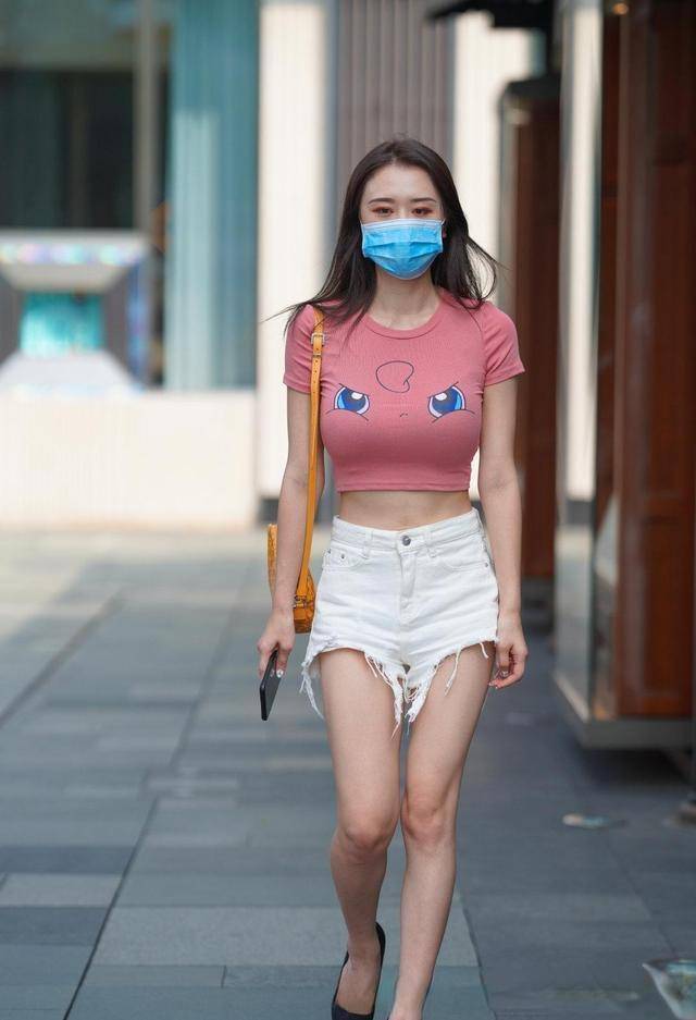 蓝色|黑色体恤搭配蓝色瑜伽裤，时尚潮流动感十足，美女秀身材穿搭！