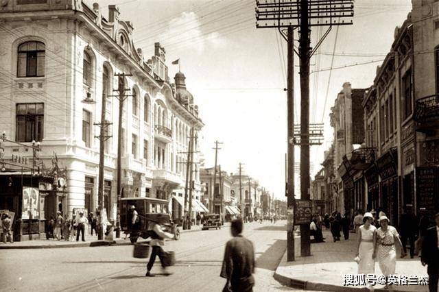 1924年的哈尔滨，外国人拍摄的街头景象，很多金发碧眼的西方人