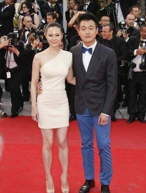 设计|关悦和佟大为夫妻档走红毯，穿露肩裙大秀曼妙身材，直角肩真抢眼