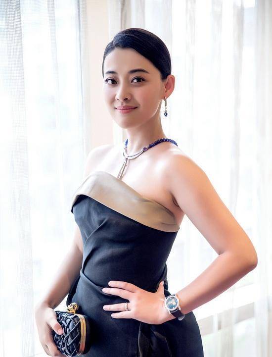 黑色|梅婷减肥成功后减龄至少10岁，穿抹胸连衣裙高调亮相，气质惊艳？