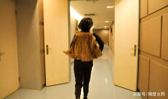 帆布鞋|52岁许晴穿豹纹上衣亮相，生活还是大大咧咧的，奔跑起来像花豹