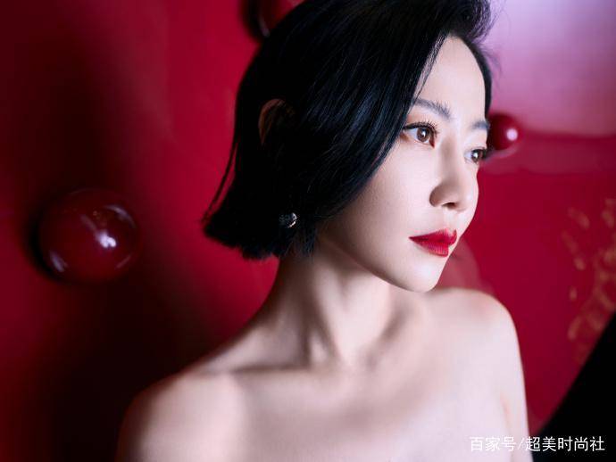 身材|谭卓黑裙红唇惊艳众人，身材长相不是顶配，时尚品味却一路看涨