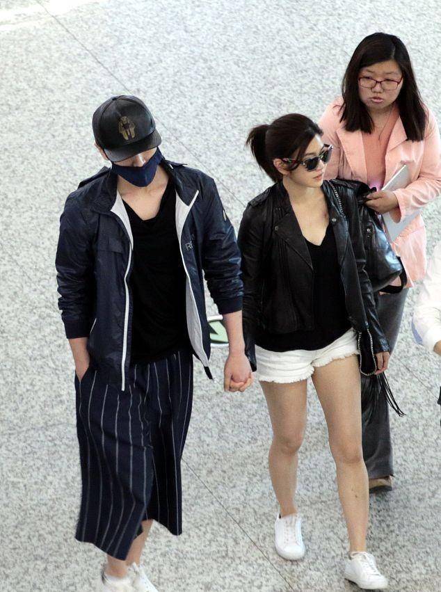 黑色|陈晓陈妍希罕见秀恩爱，十指紧扣羡煞旁人，陈妍希黑皮衣太飒了