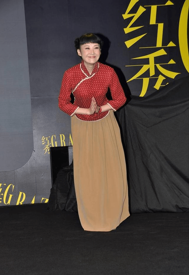 魅力|许晴扮起嫩来没得比,年过半百肌肤娇嫩,齐刘海造型也就她能撑住