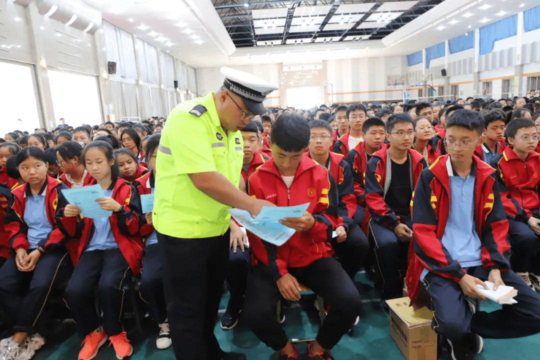 吕梁|护航“开学季”吕梁交警上好交通安全“第一课”