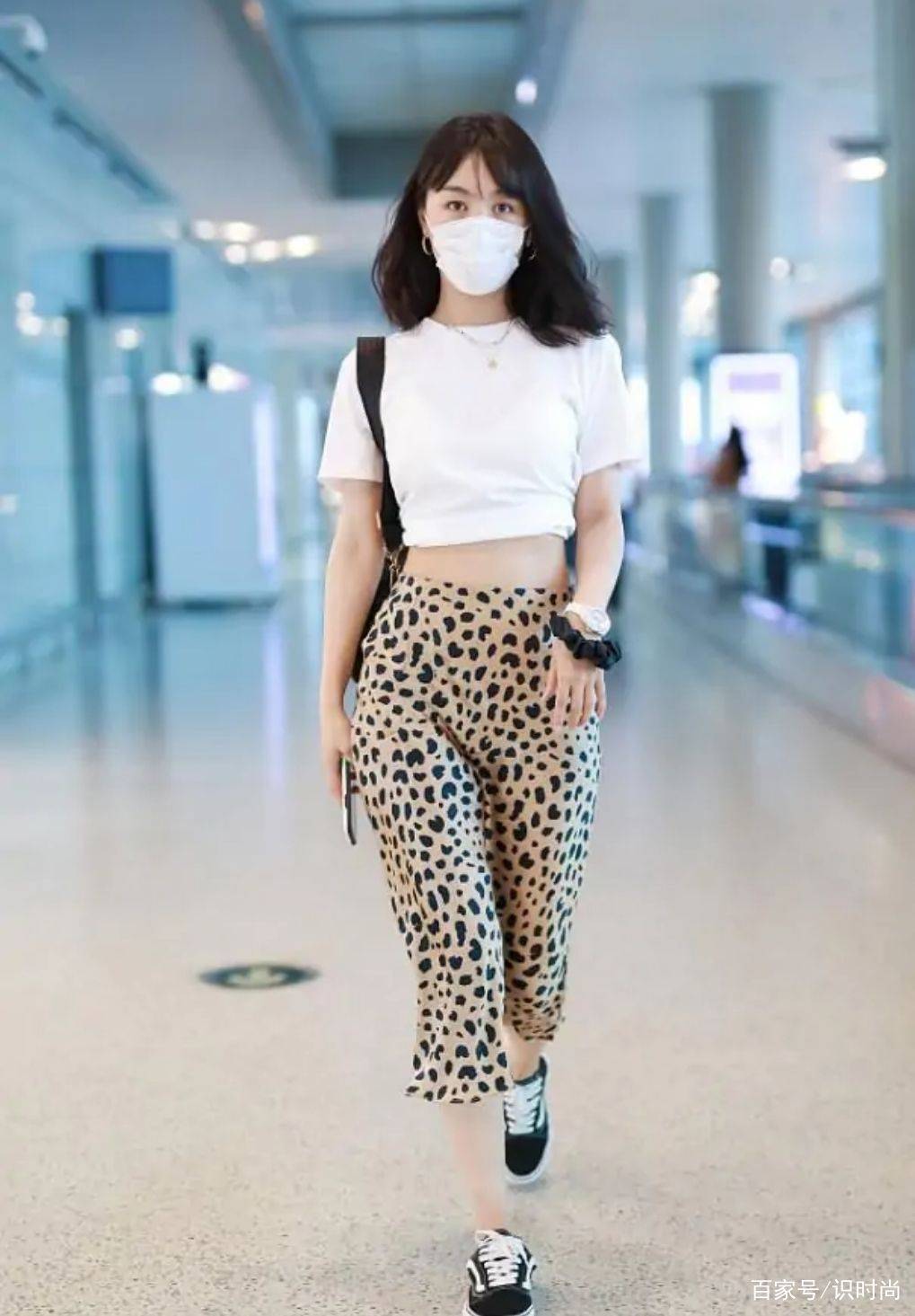 黑色|33岁的李菲儿挺会打扮，学生装搭配清纯可爱，大长腿是格外吸睛