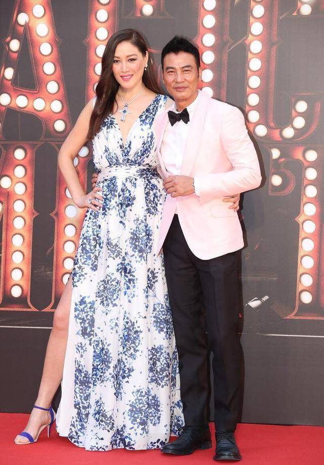亮点|任达华琦琦“夫唱妇随”，女的穿印花裙，男的像穿粉西装，真时髦！