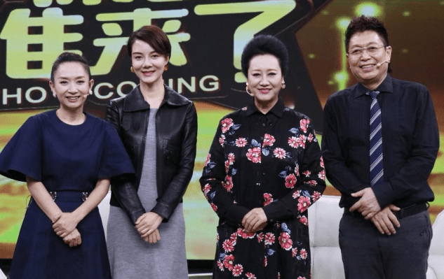 感觉|王丽云上节目穿花裙好贵气，车晓太瘦了，穿T恤裙不如妈妈漂亮！