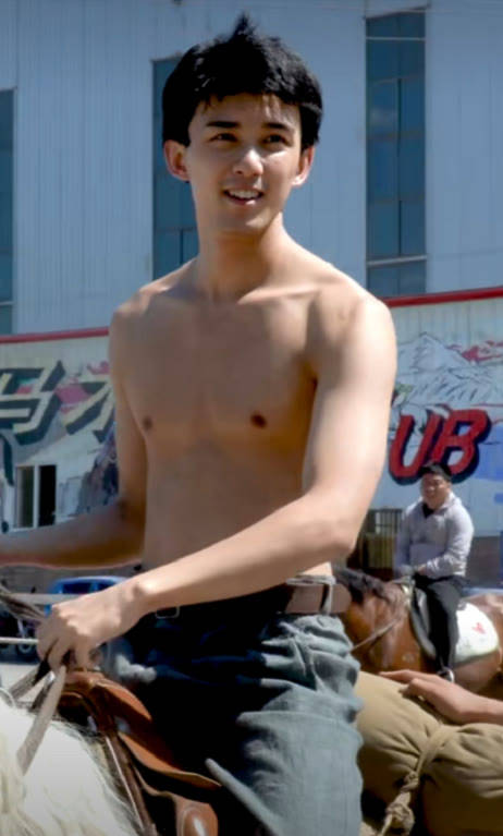 电影|21岁吴磊拍戏发生意外！未抓住缰绳不慎摔下马，连吴京都赞其拼命