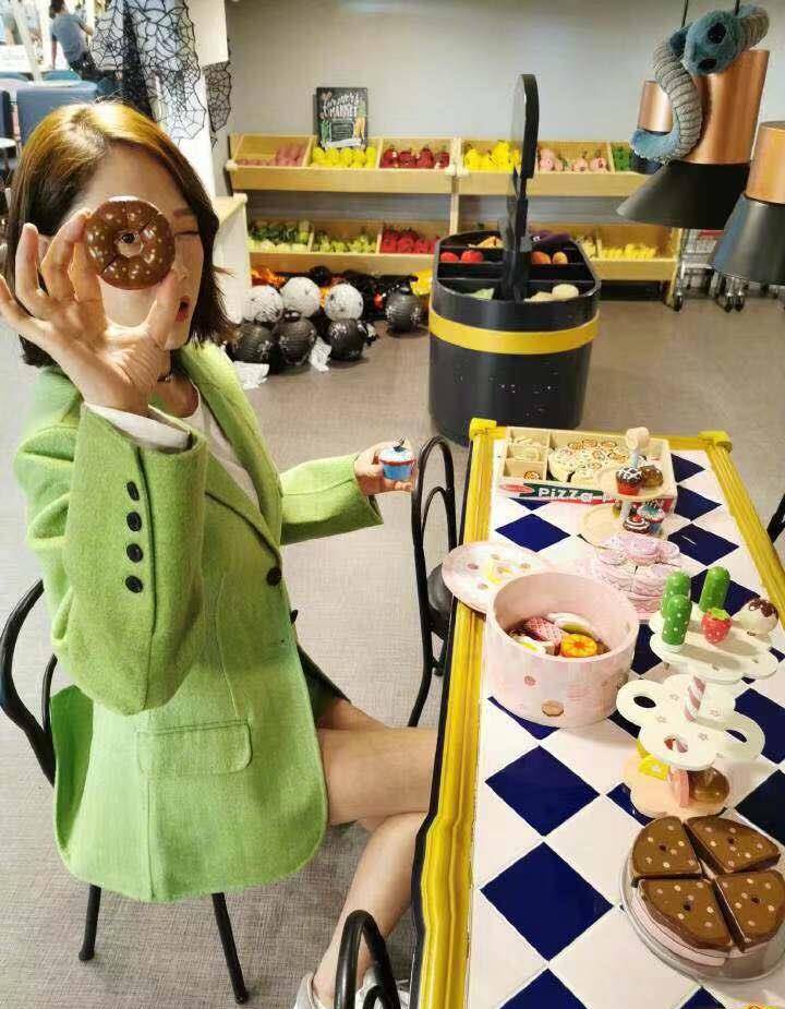 小姑娘|陈乔恩素颜现身医院！穿针织毛衣真显胖，发福严重大妈身材太抢镜